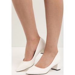 Białe Czółenka Wide-Eyed. Czółenka marki Kazar. Za 59.99 zł.