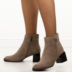 Khaki zamszowe botki damskie na obcasie Potocki 12743. Brązowe botki POTOCKI, z aplikacjami, z dzianiny, boho, z okrągłym noskiem, bez obcasa, na obcasie, bez zapięcia. Za 219.00 zł.