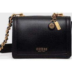 Guess torebka kolor czarny. Czarne listonoszki Guess, z aplikacjami, na ramię, bez dodatków. W wyprzedaży za 499.99 zł.