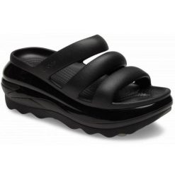 Klapki Crocs Mega Crush Triple Strap 209842-001 czarne. Czarne klapki bez wzorów, casualowe, bez obcasa, na platformie, bez zapięcia. Za 449.26 zł.
