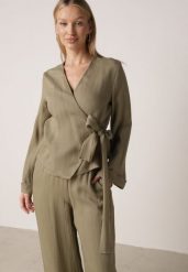 Zielona Kopertowa Bluzka z Wiskozy Ozdobiona Wiązaniem Velanitte. Zielone bluzki Born2be, l, bez wzorów, z jeansu, eleganckie, bez kołnierzyka, bez ramiączek. Za 149.99 zł.