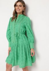 Zielona Sukienka z Haftowanej Tkaniny ze Stójką i Perłowymi Guzikami Salino. Zielone sukienki Born2be, m, bez wzorów, z tkaniny, vintage, bez kołnierzyka, bez ramiączek, midi, rozkloszowane. Za 319.99 zł.