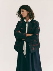 Bawełniana kurtka z haftem - granatowy. Niebieskie kurtki Reserved, l, bez wzorów, z bawełny, bez kaptura. Za 279.99 zł.