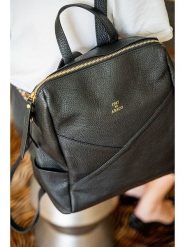 Abaco Skórzany plecak w kolorze czarnym - 25 x 35 x 14 cm rozmiar: onesize. Czarne plecaki Abaco, bez wzorów, z materiału, na ramię, bez dodatków. Za 410.94 zł.