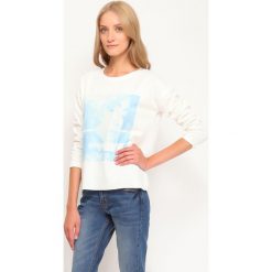 BLUZA NIEROZPINANA DAMSKA Z NADRUKIEM. Białe bluzy TOP SECRET, bez wzorów, bez ramiączek, bez kaptura. W wyprzedaży za 39.99 zł.