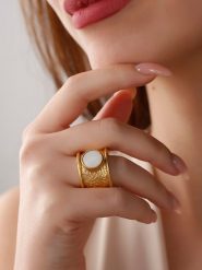 Luja Bijoux Pozłacany pierścionek z agatem rozmiar: onesize. Białe pierścionki Luja Bijoux, z agatem, pozłacane. Za 92.21 zł.