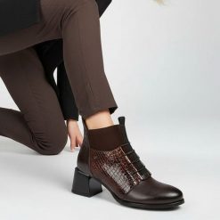 Botki damskie Armodo, skórzane na klocku eleganckie za kostkę zapinane na zamek, czekolada, 60503. Brązowe botki Armodo, bez wzorów, ze skóry, eleganckie, za kostkę, bez obcasa, na obcasie, bez zapięcia. Za 359.00 zł.