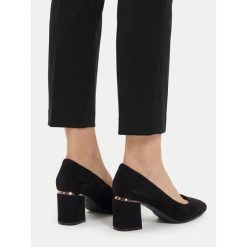 Czółenka JENNY. Czarne czółenka Jenny, bez wzorów, bez obcasa, bez zapięcia. Za 129.99 zł.