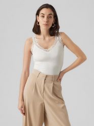Vero Moda Top "Rosa" w kolorze białym rozmiar: M. Białe topy Vero Moda, m, bez wzorów, z koronki, bez kołnierzyka, bez ramiączek. Za 43.99 zł.