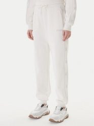 Guess Spodnie dresowe V5BB23 KCX22 Biały Regular Fit. Białe spodnie dresowe Guess, z aplikacjami, z dresówki. Za 479.99 zł.