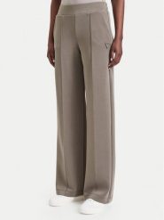 Guess Spodnie dresowe V6YB18 K4315 Zielony Regular Fit. Zielone spodnie sportowe Guess, z aplikacjami, z dresówki. Za 394.99 zł.