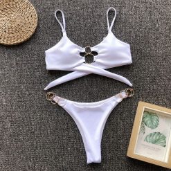 Bikini plażowe z ozdobnymi kółkami SueElle. Bikini Intica, bez wzorów, ze skóry. Za 149.00 zł.