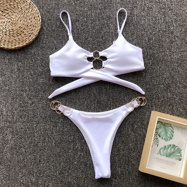 Bikini plażowe z ozdobnymi kółkami SueElle. Bikini Intica, bez wzorów, ze skóry. Za 149.00 zł.