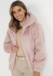 Jasnoróżowa Kurtka Futerko Teddy Oversize Denon. Czerwone kurtki Born2be, na jesień, l, bez wzorów, z futra, z kapturem. Za 119.99 zł.