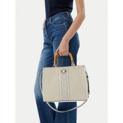 Torebka Guess. Białe listonoszki Guess, z aplikacjami, bez dodatków. Za 234.99 zł.