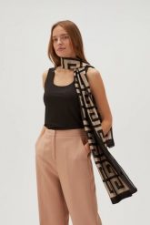 Szalik w geometryczny wzór czarny. Czarne szaliki i kominy MOODO, bez wzorów, z poliesteru. Za 49.99 zł.