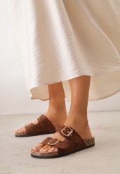 Brązowe Klapki na Podeszwie z Imitacji Korka z Szydełkowymi Paskami z Klamrami Carilorin. Brązowe klapki Born2be, bez wzorów, boho, bez obcasa, na płaskiej podeszwie, bez zapięcia. Za 89.99 zł.