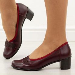 Bordowe skórzane Polskie czółenka damskie na obcasie Gregors 1048. Czerwone czółenka GREGORS, z aplikacjami, ze skóry, eleganckie, z okrągłym noskiem, bez obcasa, na obcasie, bez zapięcia. Za 349.00 zł.