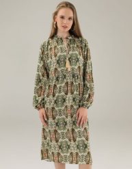 ZIELONA SUKIENKA Z WISKOZY. Zielone sukienki Unisono, l, bez wzorów, z wiskozy, bez kołnierzyka, bez ramiączek, midi. Za 219.00 zł.
