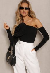 Czarna Bluzka z Asymetryczną Górą Ozdobiona Dużą Aplikacją Kwiatem Viacinta. Czarne bluzki Renee, z aplikacjami, z jeansu, eleganckie, z asymetrycznym kołnierzem, bez ramiączek. W wyprzedaży za 91.99 zł.