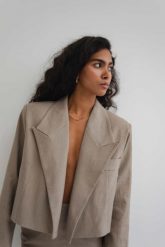 Krótka marynarka z lnem w kolorze CAPPUCCINO - MOOSE-S/M. Brązowe marynarki i żakiety Marsala, m, bez wzorów, z bawełny, eleganckie, bez ramiączek. W wyprzedaży za 134.97 zł.