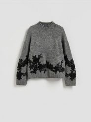 Sweter z ozdobną aplikacją - szary. Szare swetry Reserved, l, z aplikacjami, z dzianiny, bez ramiączek. Za 159.99 zł.