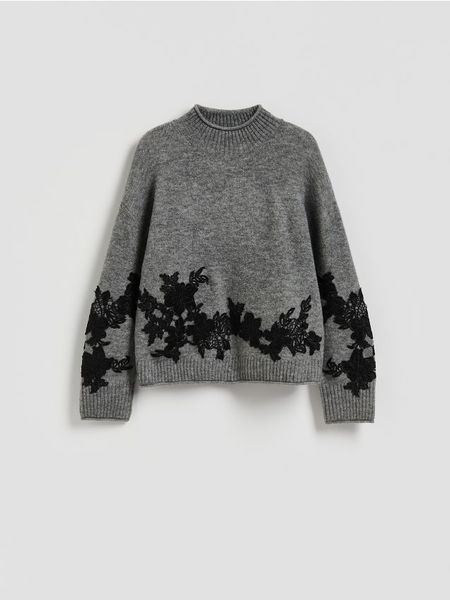 Sweter z ozdobną aplikacją - szary. Szare swetry Reserved, l, z aplikacjami, z dzianiny, bez ramiączek. Za 159.99 zł.