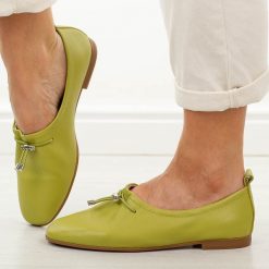 Zielone skórzane półbuty damskie T.Sokolski w26-236. Zielone półbuty wsuwane Sokolski, na jesień, bez wzorów, z jeansu, casualowe, bez obcasa. W wyprzedaży za 251.10 zł.