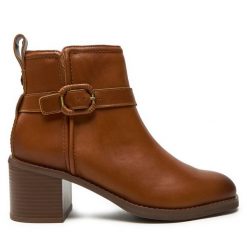 Botki Clarks. Brązowe botki Clarks, bez wzorów, bez obcasa, na słupku, bez zapięcia. Za 339.99 zł.