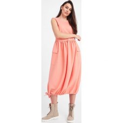 Sukienka EMPORIO ARMANI. Sukienki Emporio Armani, bez wzorów, eleganckie, bez kołnierzyka, bez ramiączek. W wyprzedaży za 629.40 zł.