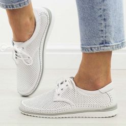Białe wt/wt skórzane ażurowe półbuty damskie T.Sokolski W26-01. Białe półbuty wsuwane Sokolski, na lato, w ażurowe wzory, z jeansu, eleganckie, z okrągłym noskiem, bez obcasa. Za 209.00 zł.
