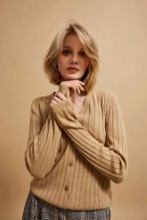 Sweter ozdobiony metaliczną nitką. Swetry MOODO, m, bez wzorów, bez ramiączek. W wyprzedaży za 35.99 zł.