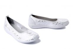 COMFORTABEL 940448-03 weiss, baleriny damskie. Białe czółenka Comfortabel, bez wzorów, bez obcasa, bez zapięcia. Za 281.18 zł.