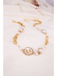 Pierres delicates Naszyjnik w kolorze białym z perłami - dł. 45 cm rozmiar: onesize. Białe naszyjniki Pierres delicates, z materiału, z perłą, z mosiądzu. Za 152.99 zł.