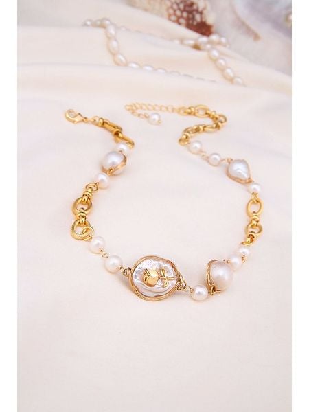 Pierres delicates Naszyjnik w kolorze białym z perłami - dł. 45 cm rozmiar: onesize. Białe naszyjniki Pierres delicates, z materiału, z perłą, z mosiądzu. Za 152.99 zł.