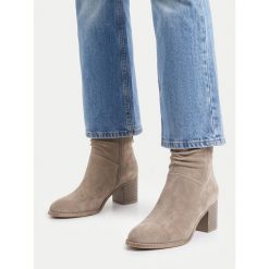 Botki JENNY. Brązowe botki Jenny, bez wzorów, bez obcasa, na słupku, bez zapięcia. Za 159.99 zł.