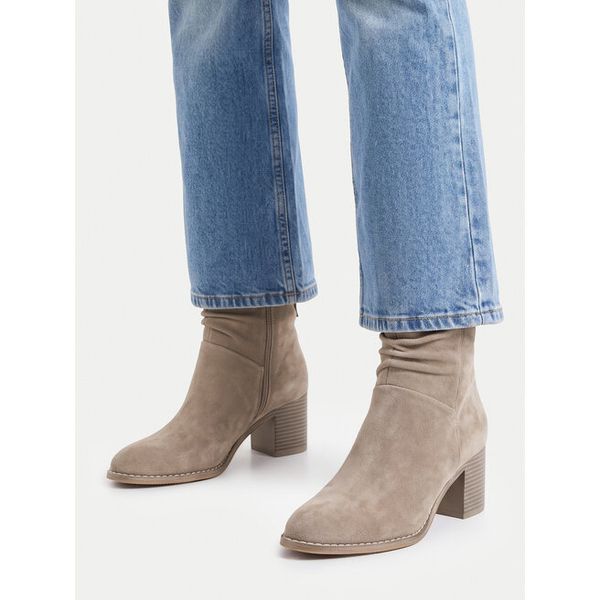 Botki JENNY. Brązowe botki Jenny, bez wzorów, bez obcasa, na słupku, bez zapięcia. Za 159.99 zł.