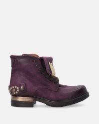 FIOLETOWE BOTKI ZE ZŁOTYMI DODATKAMI O027LEPUOBB017. Fioletowe botki Venezia, bez wzorów, ze skóry, bez obcasa, bez zapięcia. Za 849.00 zł.