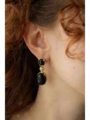 L'Atelier de Gaia Pozłacane kolczyki z onyksami rozmiar: onesize. Czarne kolczyki L'Atelier de Gaia, z onyksem, pozłacane. Za 43.99 zł.