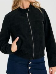 Kurtka z imitacji zamszu ze stójką zapinaną na zatrzask - czarny. Czarne kurtki Sinsay, l, bez wzorów, bez kaptura. Za 99.99 zł.