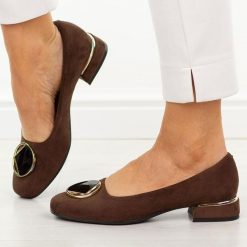 Czekoladowe zamsz Polskie czółenka damskie Suzana 2520. Brązowe czółenka Suzana, na jesień, z aplikacjami, z zamszu, eleganckie, bez obcasa, na obcasie, bez zapięcia. Za 249.00 zł.