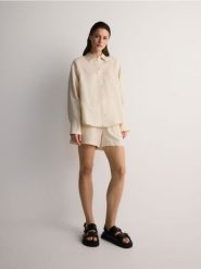 Koszula z lnem - kremowy. Białe koszule Reserved, l, bez wzorów, z wiskozy, bez kołnierzyka, bez ramiączek. W wyprzedaży za 49.99 zł.