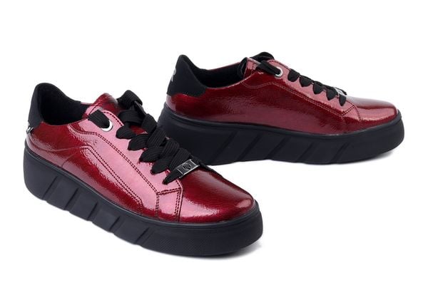 RIEKER W2601-35 red, półbuty damskie. Czerwone półbuty wsuwane Rieker, bez wzorów, bez obcasa. Za 331.42 zł.