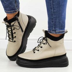 Beżowe skórzane botki damskie na platformie T.Sokolski Z24-217. Brązowe botki Sokolski, bez wzorów, z jeansu, eleganckie, z okrągłym noskiem, bez obcasa, na platformie, bez zapięcia. W wyprzedaży za 260.10 zł.