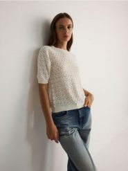 Ażurowa bluzka - kremowy. Białe bluzki Reserved, l, w ażurowe wzory, z bawełny, bez kołnierzyka, bez ramiączek. W wyprzedaży za 59.99 zł.