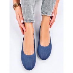 Baleriny skarpetkowe Cavaday Blue niebieskie. Niebieskie baleriny w ażurowe wzory, z materiału, z okrągłym noskiem, bez obcasa, bez zapięcia. Za 84.63 zł.