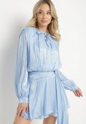 Niebieska Wiskozowa Sukienka Ozdobiona Wiązaniem i Falbanką Rallio. Niebieskie sukienki Born2be, na co dzień, l, z aplikacjami, z jeansu, eleganckie, bez kołnierzyka, bez ramiączek, mini, proste. W wyprzedaży za 127.49 zł.