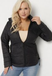 Czarna Kurtka Pikowana Przeciwwiatrowa z Odpinanym Kapturem Wlerra. Czarne kurtki Born2be, plus size, bez wzorów. Za 59.99 zł.