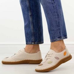 Beżowe ażurowe skórzane półbuty damskie Jezzi 8544. Brązowe półbuty wsuwane Jezzi, na jesień, w ażurowe wzory, z jeansu, casualowe, z okrągłym noskiem, bez obcasa, na płaskiej podeszwie. Za 199.00 zł.