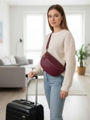 Saszetka nerka na regulowanym pasku z imitacji skóry - bordowy. Czerwone nerki i saszetki Sinsay, bez wzorów, ze skóry, sportowe, bez dodatków. Za 29.99 zł.